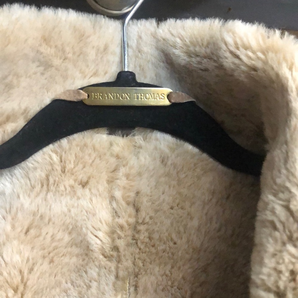 Size medium tan and it’s professional leather never been worn It’s very pretty